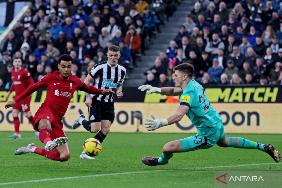 Liverpool menang lawan 10 pemain Newcastle United skor 2-0