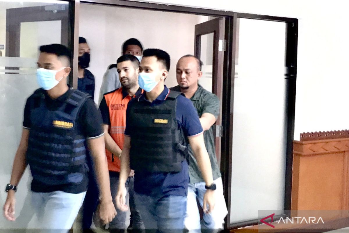 Tiga polisi Indonesia kawal kepulangan WNA buronan Interpol ke Italia