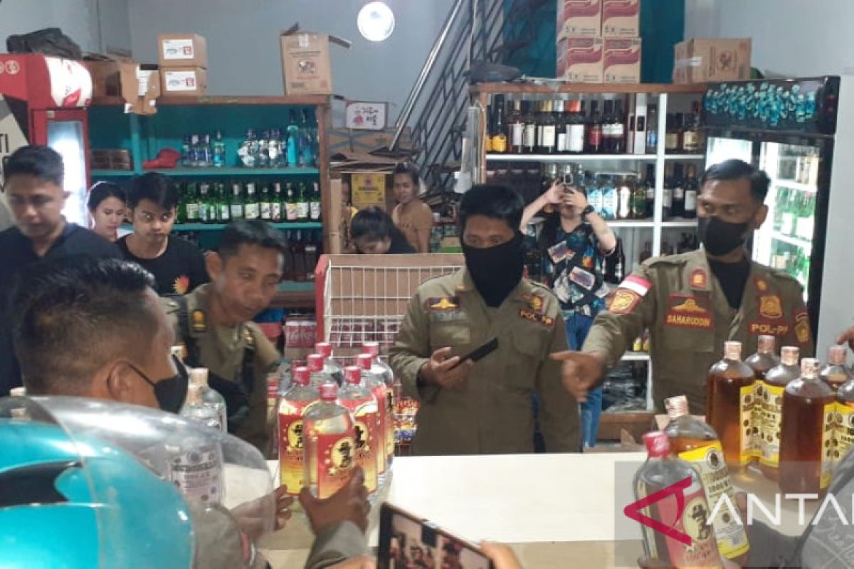 Polresta Kendari menyita 95 liter minuman keras tradisional saat patroli