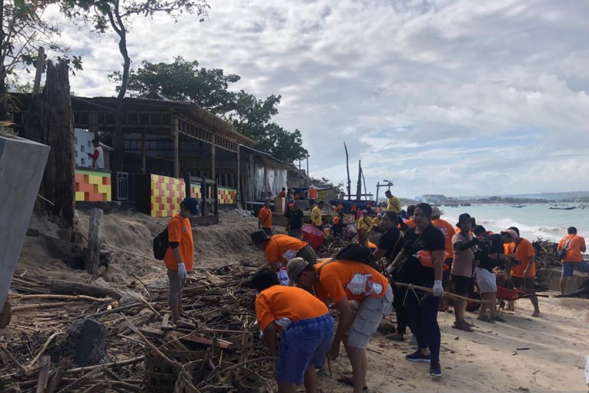 Bersih pantai terbesar di Pantai Kelan Bali libatkan 1.000 orang