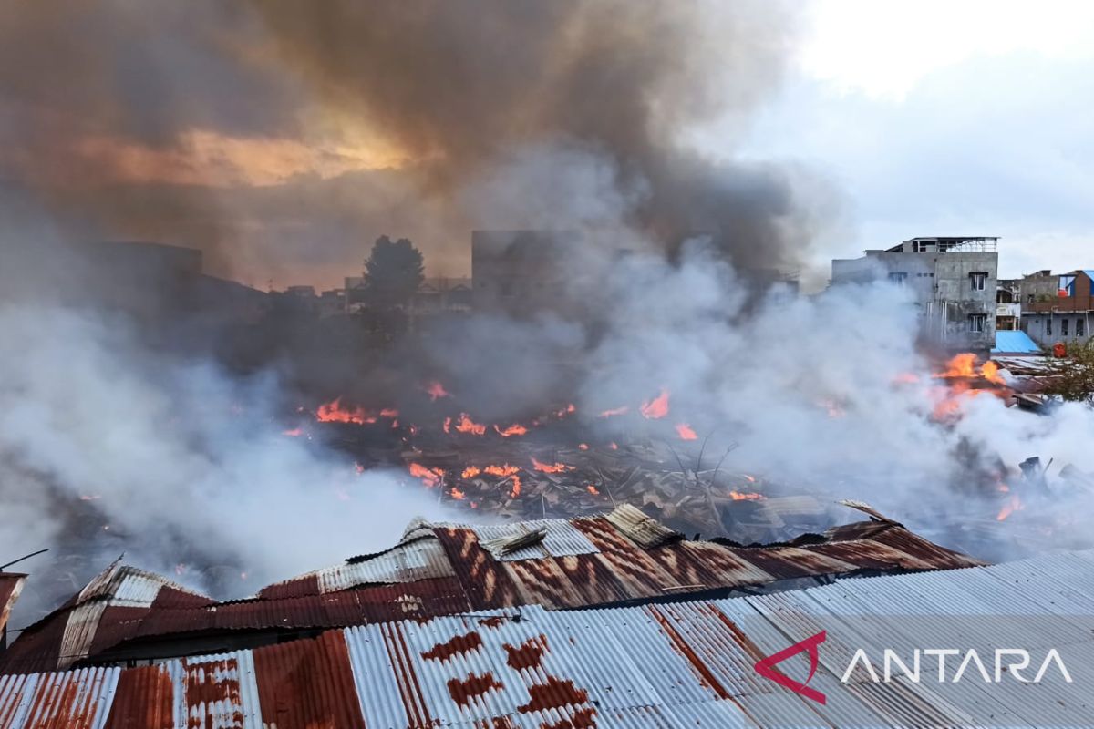 Seratusan kios di Pasar Cik Puan terbakar, Damkar kesulitan padamkan