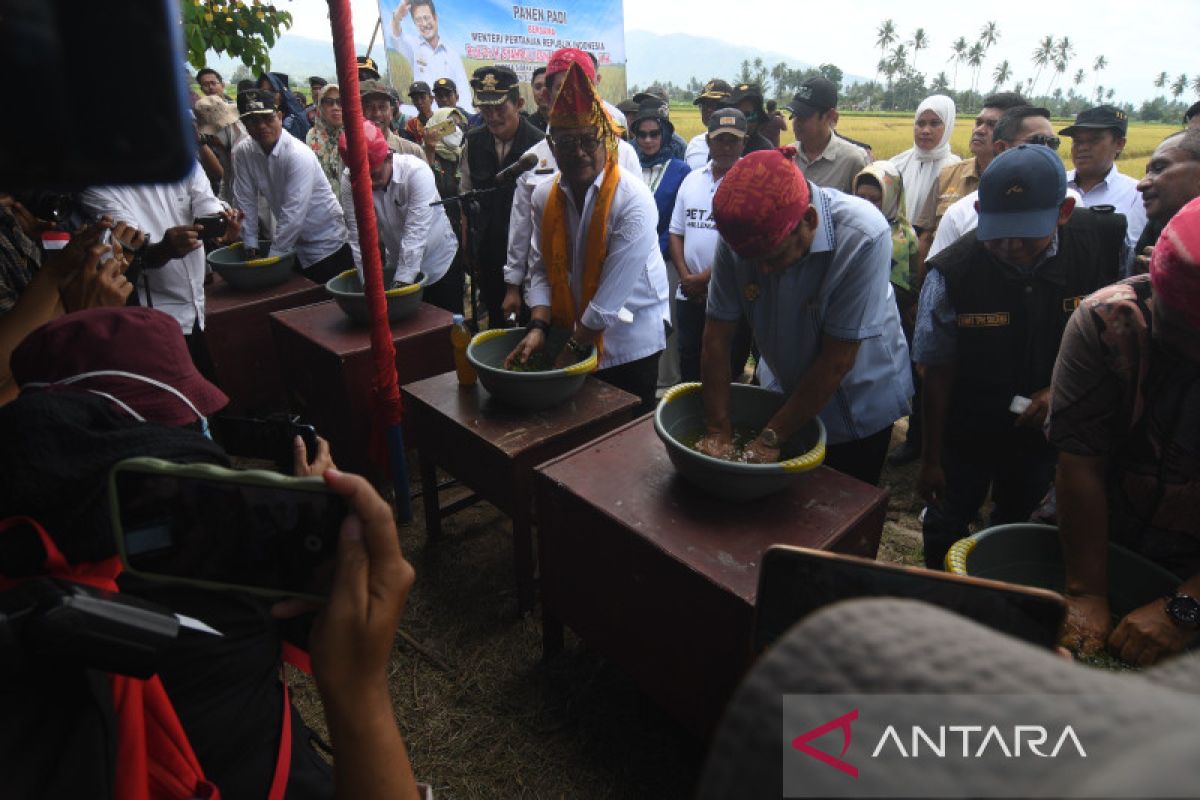 Mentan Syahrul Yasin Limpo ajari petani Sigi cara membuat pupuk organik Biosaka