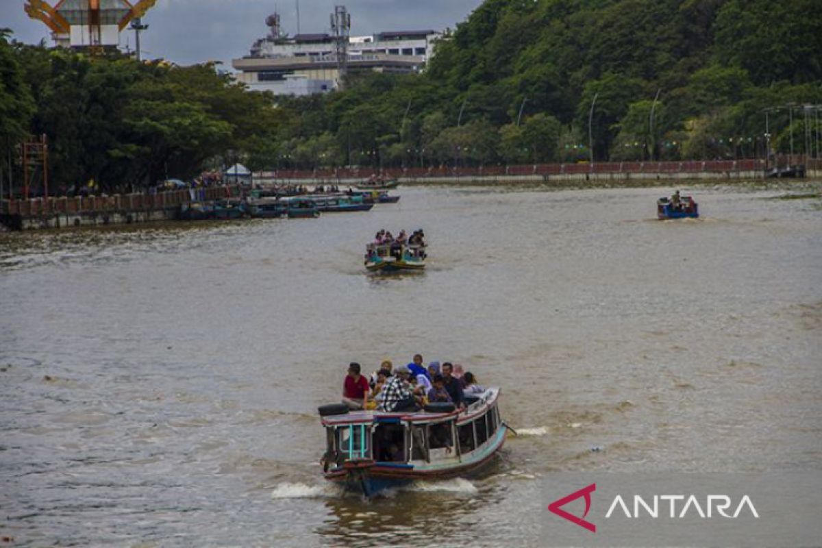 South Kalimantan clean up Martapura River on Waste Care Day