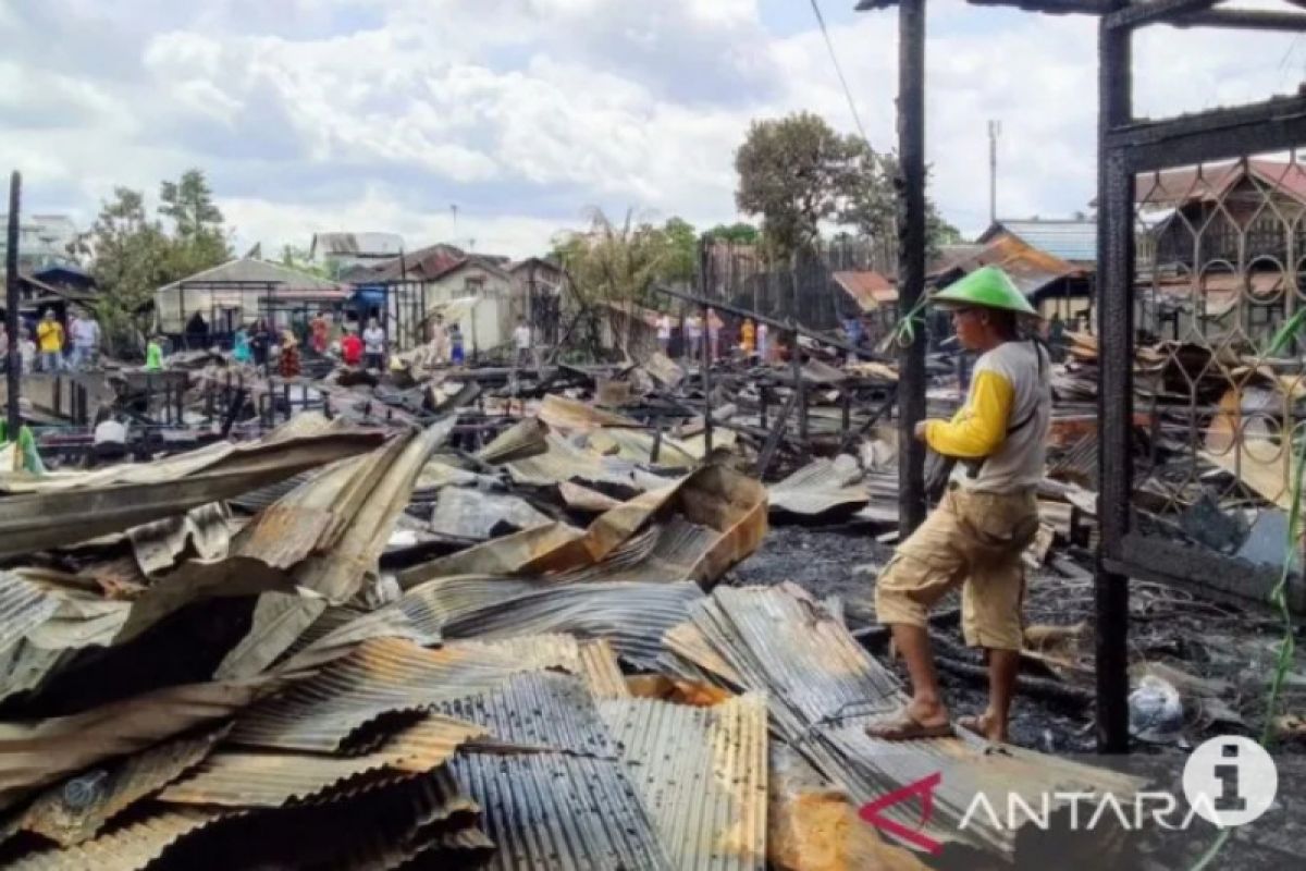 Polres Kukar kawal penyaluran bantuan 27 KK korban kebakaran Loa Janan
