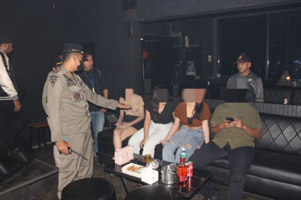 Satpol PP Padang jaring 15 wanita di tempat hiburan malam
