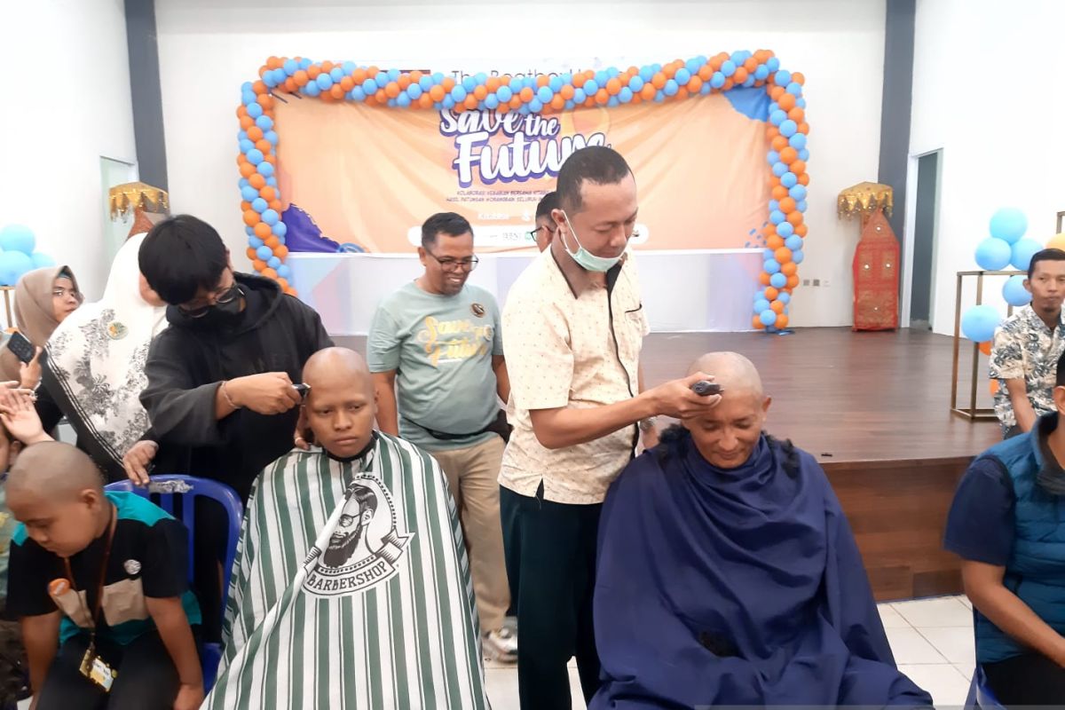 Wali Kota Padang gunduli rambut dukung anak penderita kanker