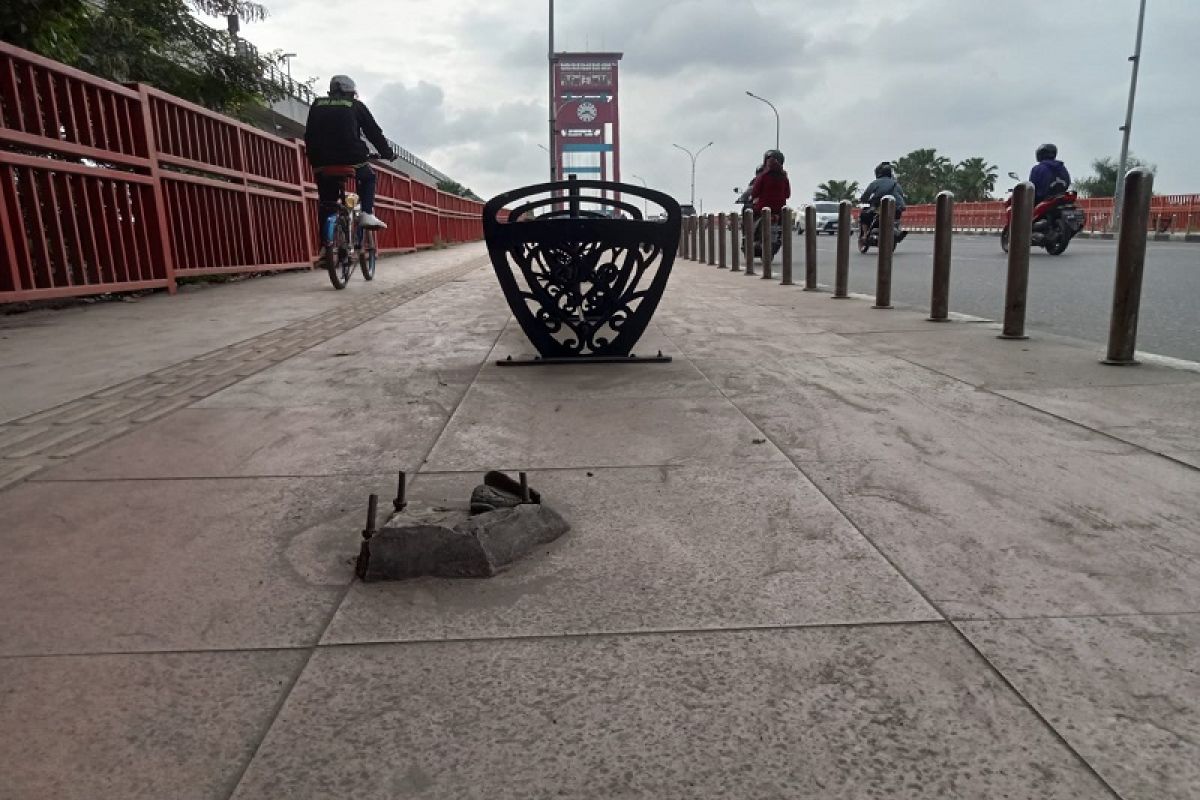 Bekas baud PJU bahayakan warga di Jembatan Ampera