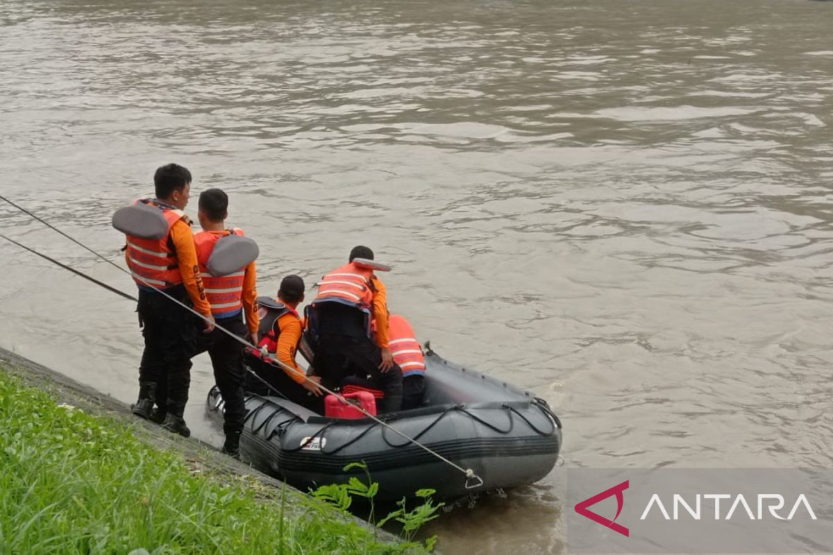 Diduga terseret arus sungai Jagir, pencarian korban dilanjutkan Senin pagi
