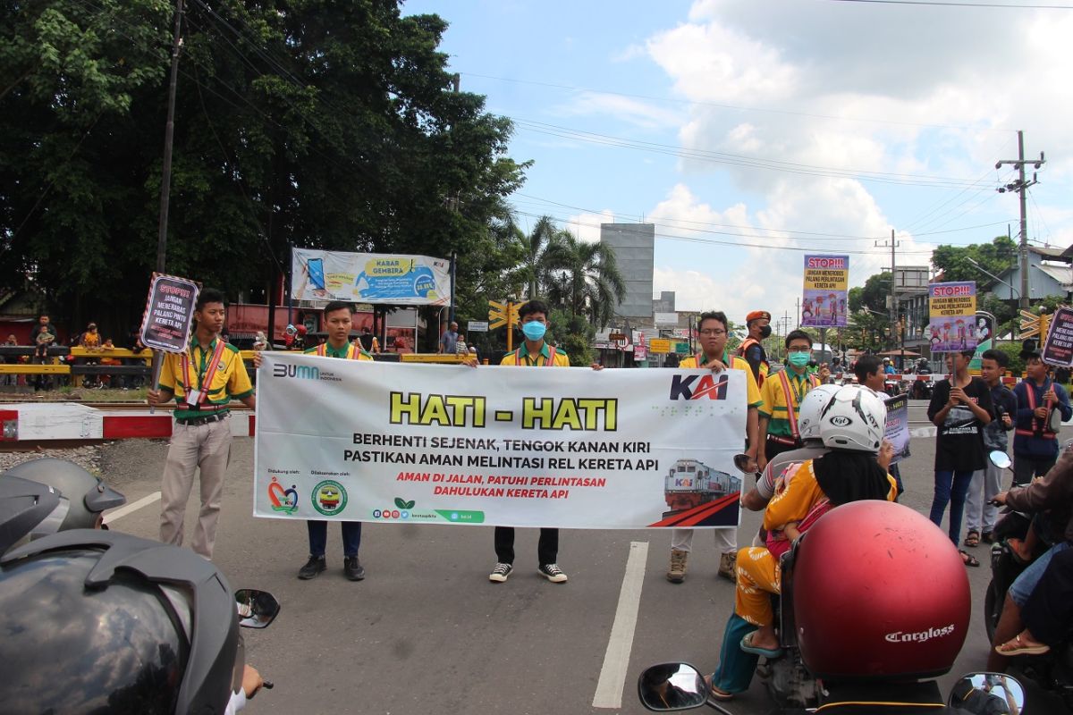 KAI Madiun bersama komunitas sosialisasi keselamatan di perlintasan sebidang