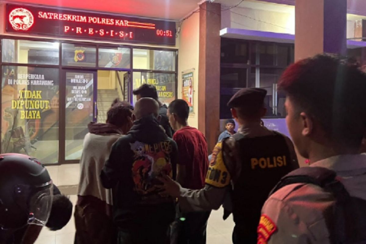 Polisi Karawang tangkap empat remaja karena bawa celurit