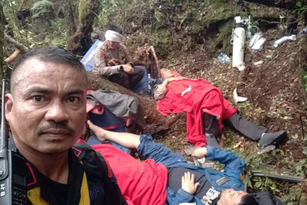 20 orang tim evakuasi gabungan jalur darat dan udara tiba di lokasi kecelakaan helikopter