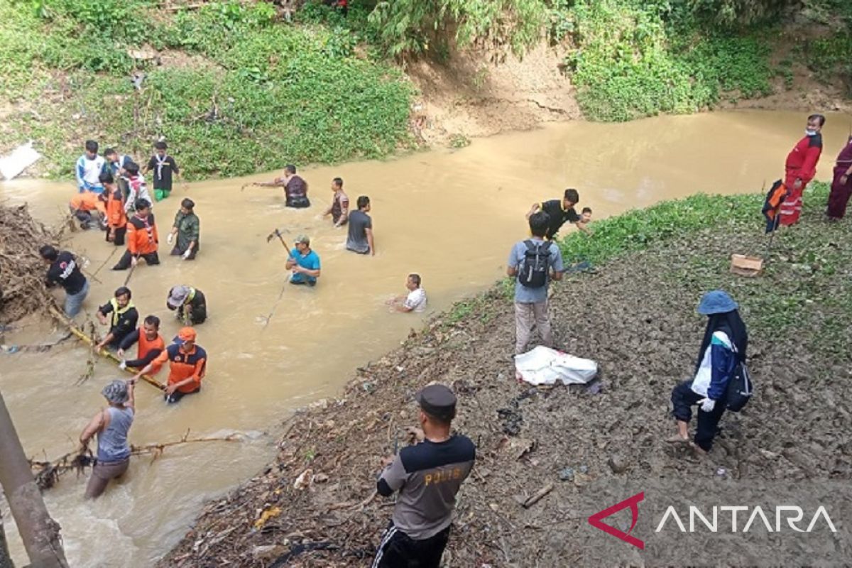 Relawan Pamekasan sambut HPSN lewat bersih-bersih sungai