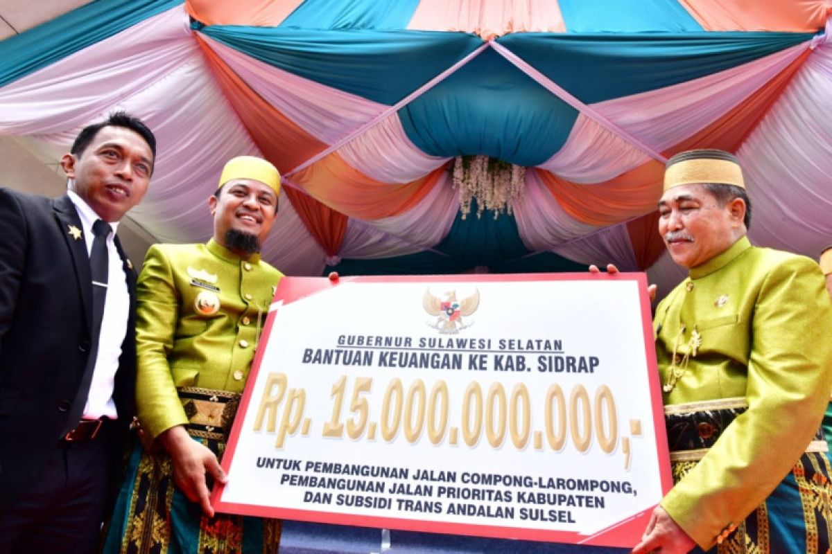 Gubernur Sulsel serahkan bantuan keuangan Rp15 miliar untuk Pemkab Sidrap