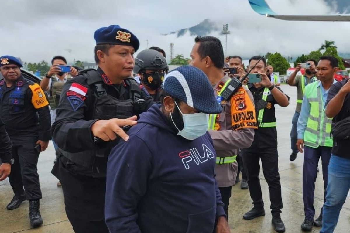 KPK terbangkan Bupati nonaktif Mamberamo Tengah Ricky Ham Pagawak ke Jakarta