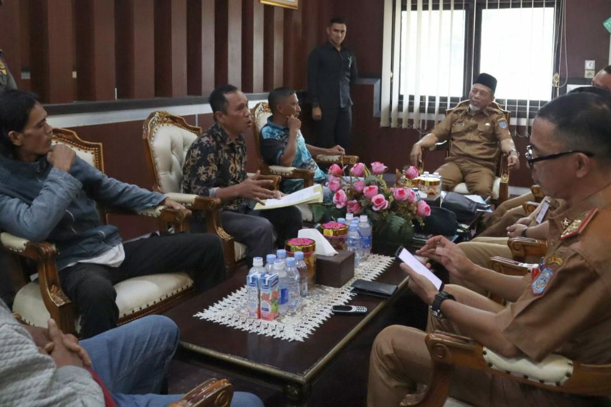 Masyarakat Desa Simpang Limbur lapor bupati, keluhkan kinerja kepala puskesmas