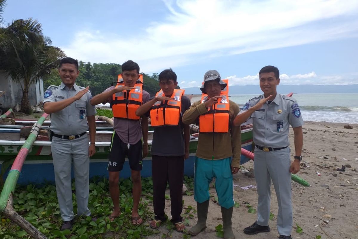 Jasa Raharja Banten Berikan Bantuan Life Jacket ke Paguyuban Nelayan Pantai Citarateh