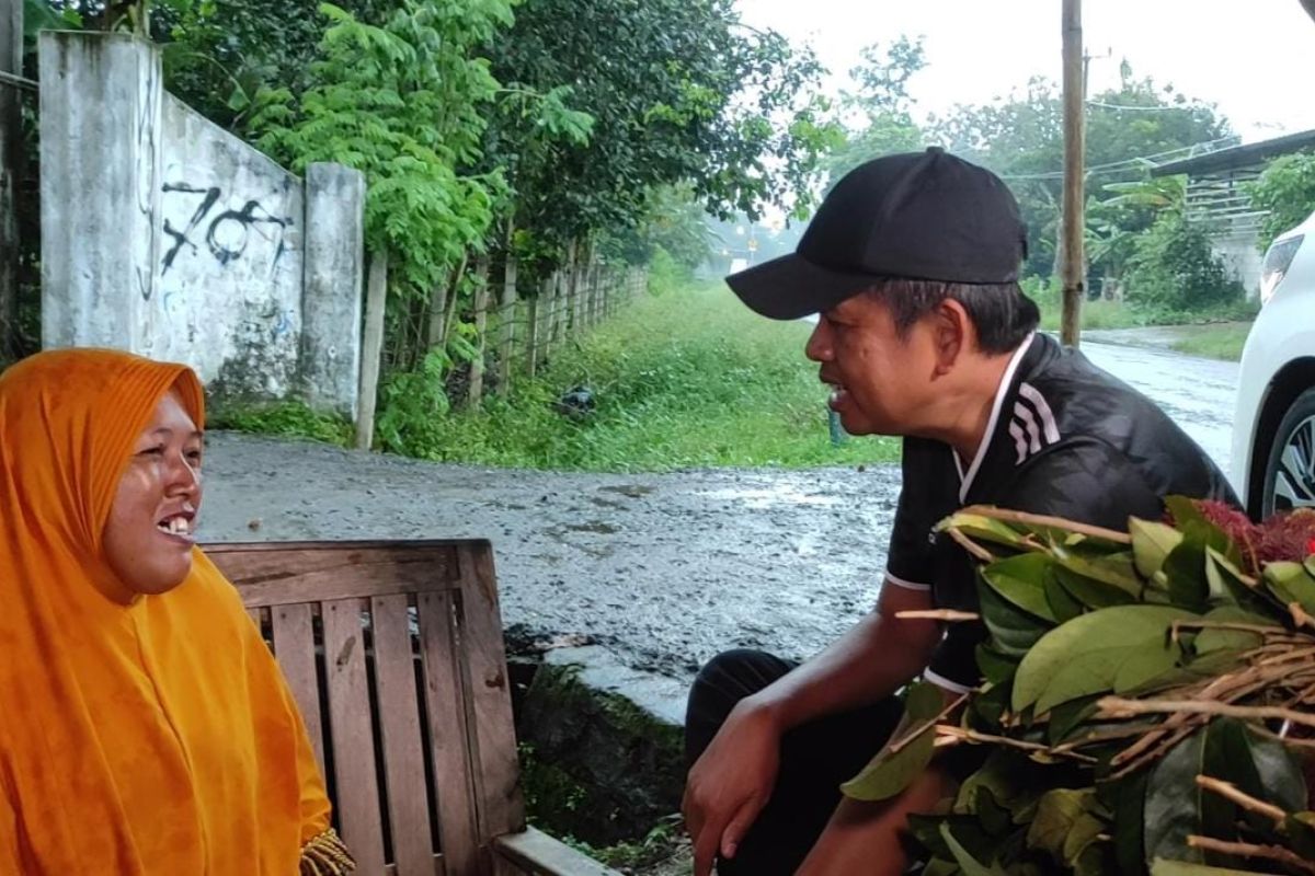 Dedi Mulyadi dibuat menangis oleh seorang ibu pedagang rambutan