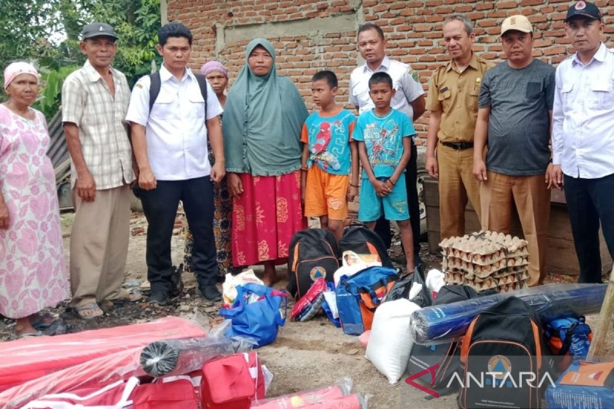 Pemkab Tapsel serahkan bantuan kepada warga Bintuju yang rumahnya diterjang banjir