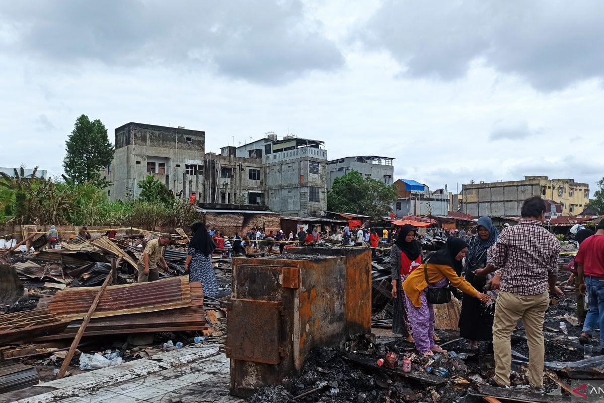 Pedagang di Pasar Cik Puan kais barang berharga sisa-sisa kebakaran