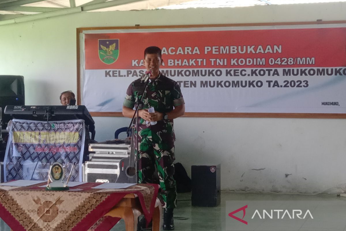 Karya Bhakti TNI bangun jalan evakuasi di Mukomuko