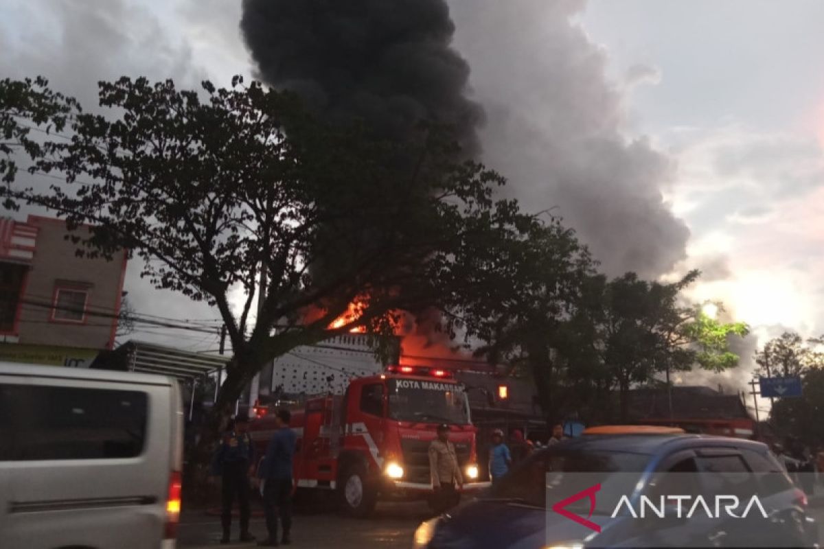 Toko grosir dan 14 rumah di Maros-Sulsel terbakar