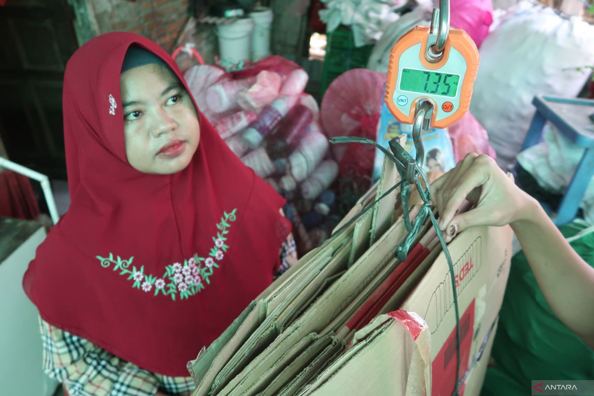 Petik nilai manfaat dari Bank Sampah