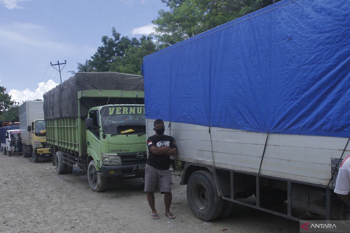 Antrean kendaraan sepanjang empat kilometer terjadi jalan trans Timor