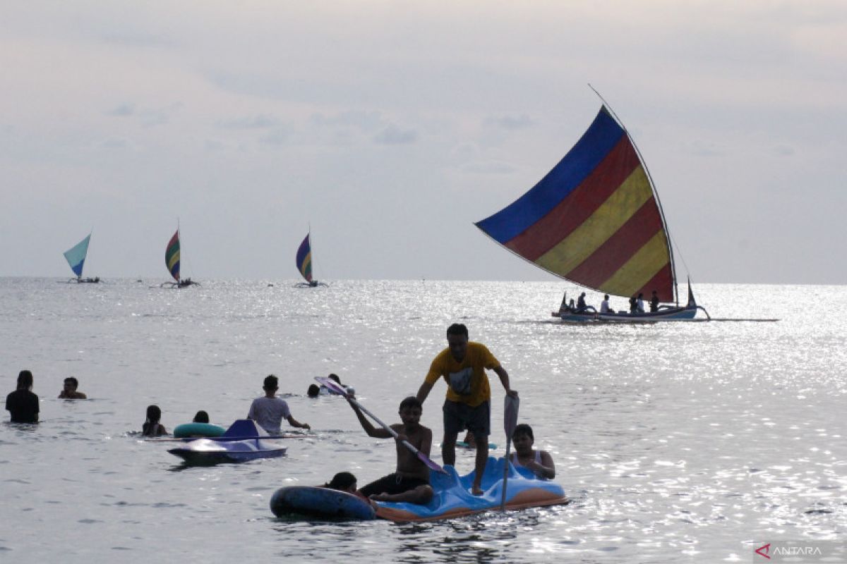 Pengunjung wisata Pasir Putih Situbondo tahun ini akan turun