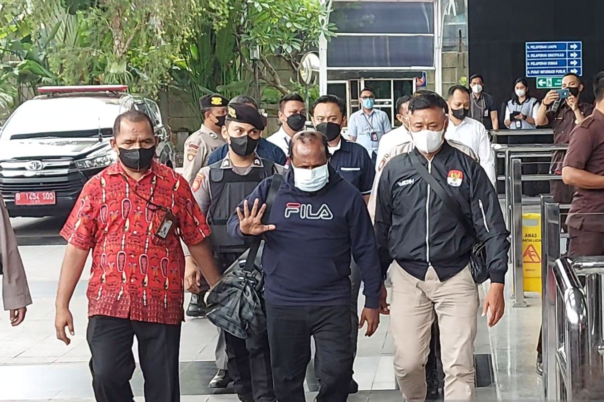 Bupati Ricky Ham Pagawak tiba di Gedung Merah Putih KPK