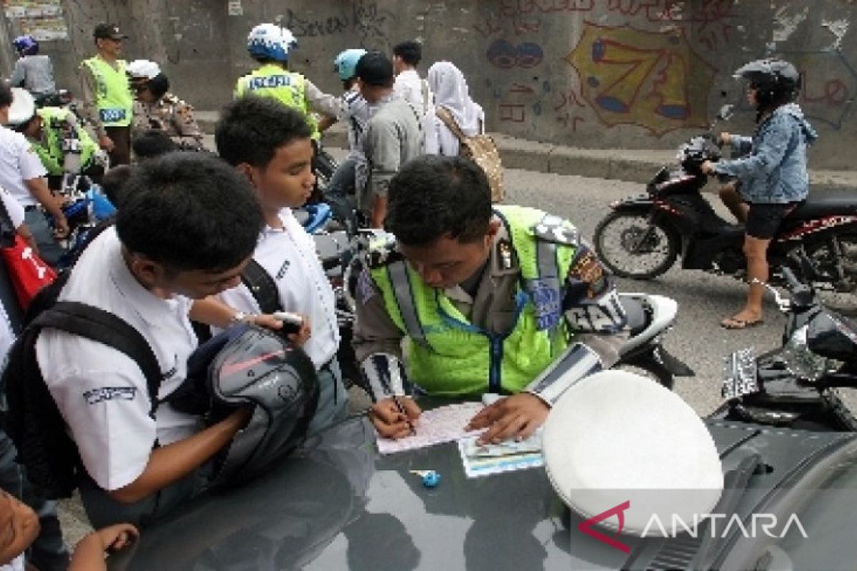 Dikbud Konawe melarang siswa SD dan SMP bawa motor ke sekolah