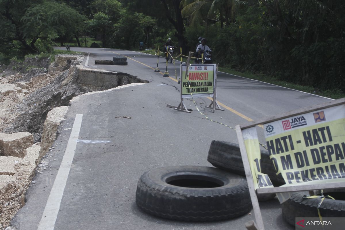 Polisi Terapkan Sistem Buka Tutup Di Lokasi Longsor Trans Timor Ntt Antara News 3501