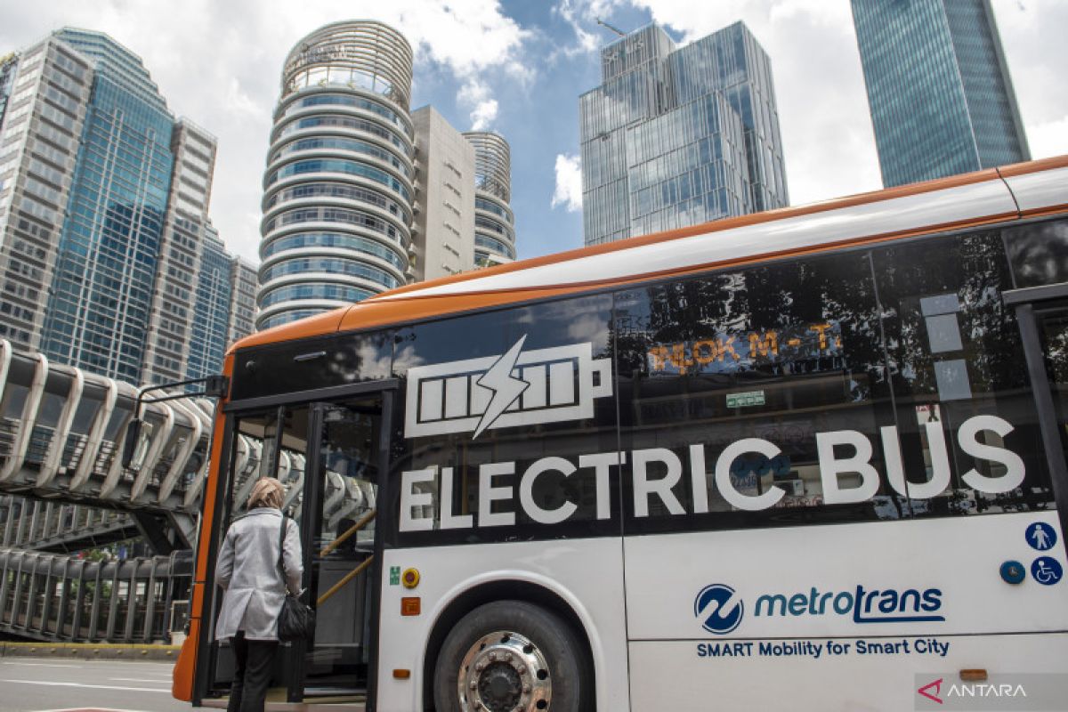 Pengamat ungkap tantangan transisi ke bus listrik di Indonesia