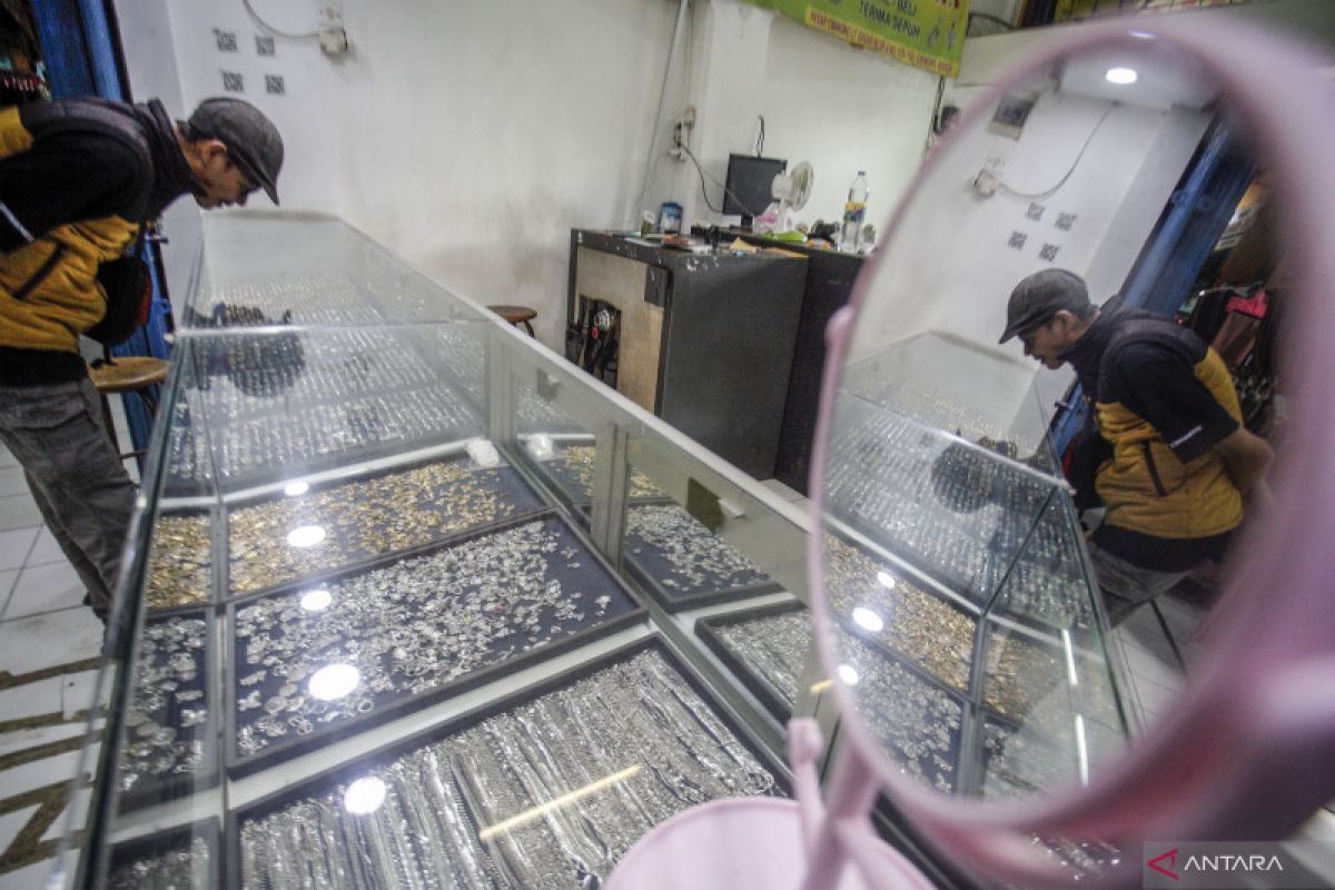 Harga emas Antam hari ini naik Rp7.000 per gram