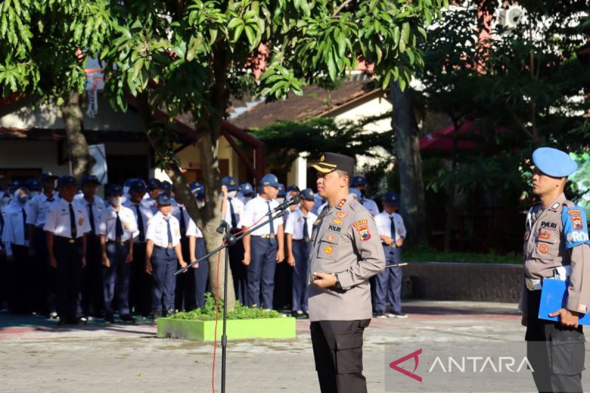 Polisi sosialisasi tertib lalu lintas tanggulangi kenakalan  remaja