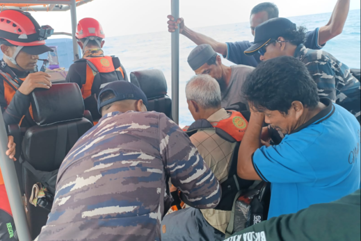 Penumpang jatuh ke perairan Karimata ditemukan di Pulau Pandan