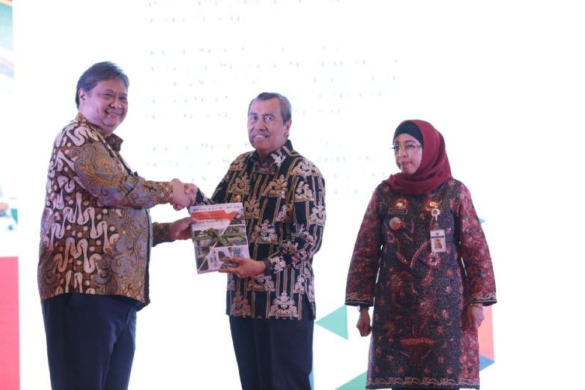 Gubernur Riau  wakili gubernur se-Indonesia terima Perpres Vokasi