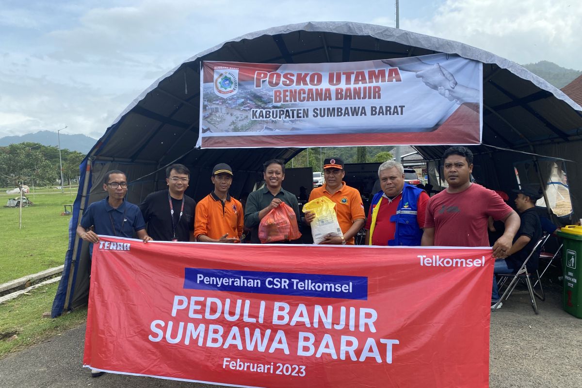Telkomsel berikan bantuan kepada warga terdampak banjir di Sumbawa Barat