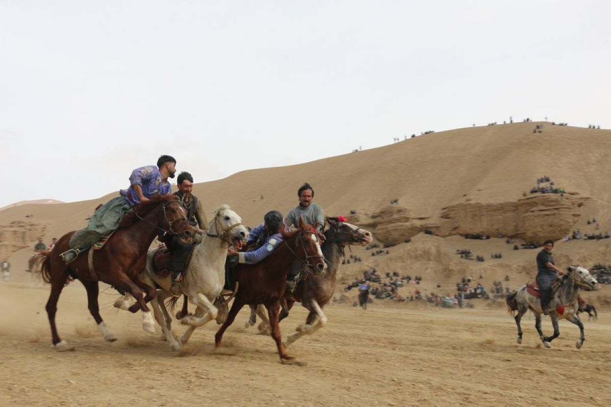 Serunya permainan tangkap kambing sambil menunggang kuda di Afganistan