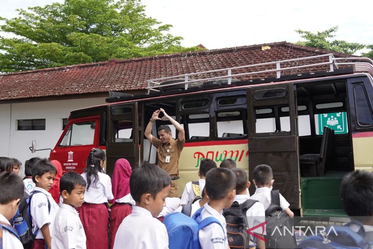 Serunya, Berkeliling Tempat Sejarah dengan Oto Pownis Kendaraan Legend Masyarakat Bangka