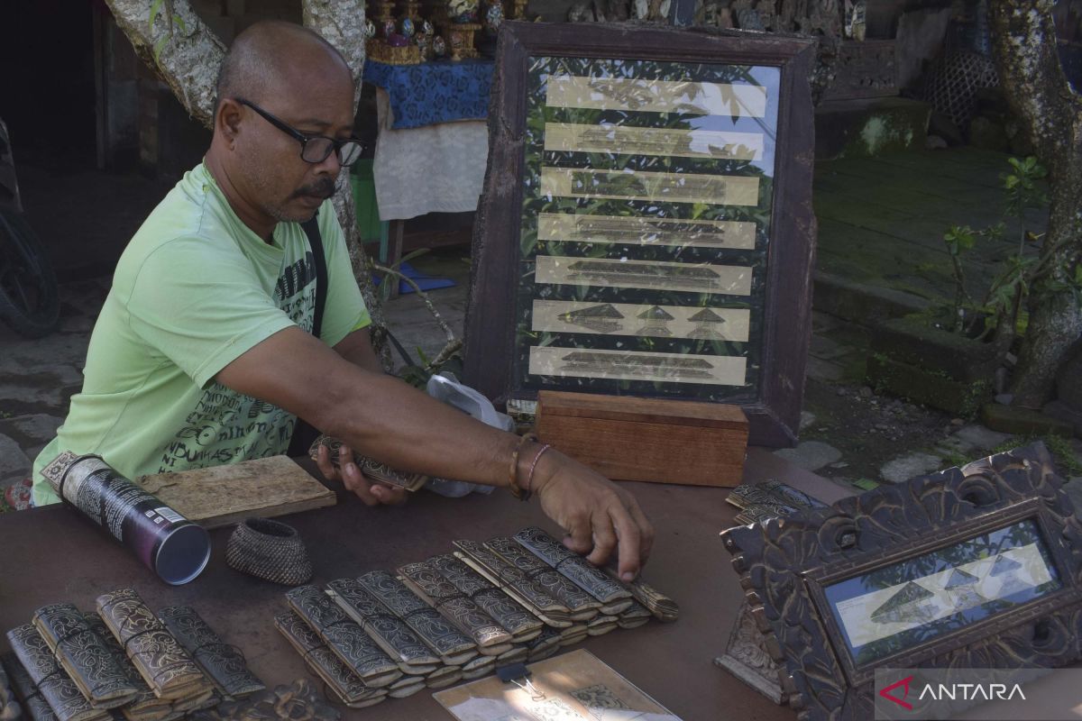 Kerajinan ukir daun lontar Desa Adat Tenganan Bali diminati wisman