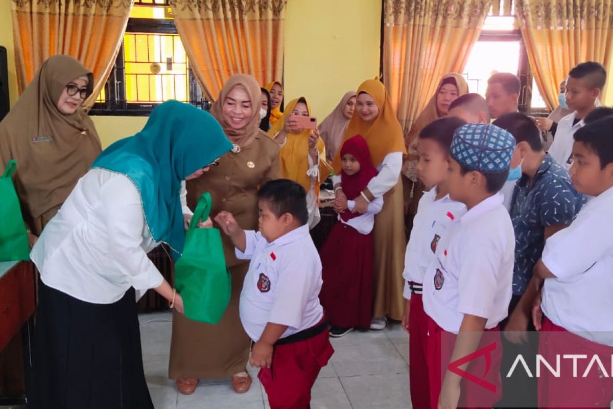 Perempuan Tani HKTI Gorontalo salurkan bantuan ke SLB Suwawa