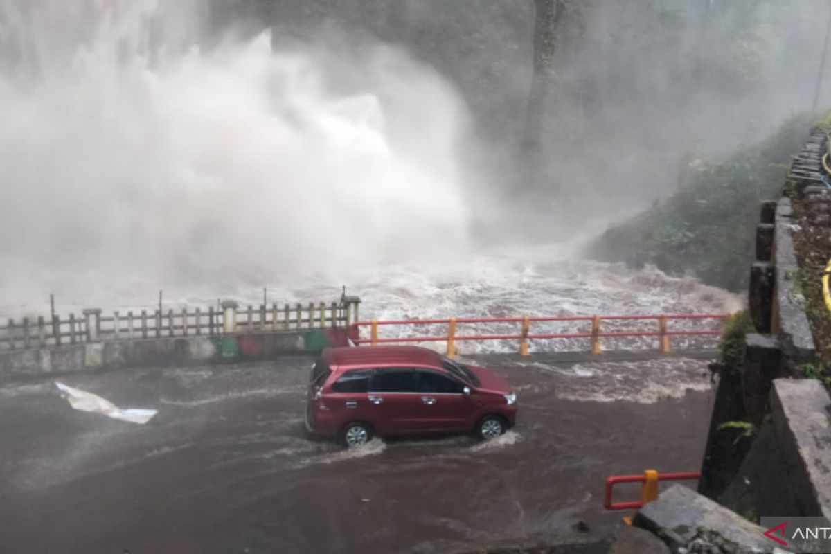 Air terjun Lembah Anai meluap, Lalu lintas Padang - Bukittinggi macet