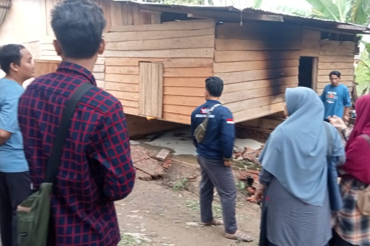 KAMMI Padangsidimpuan-Tapsel bantu korban banjir