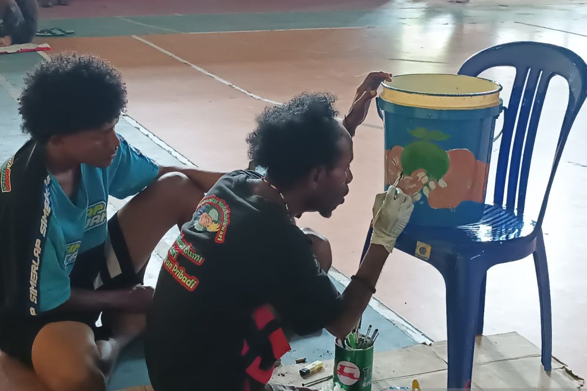Pemuda Manokwari Ikuti lomba melukis tempat sampah