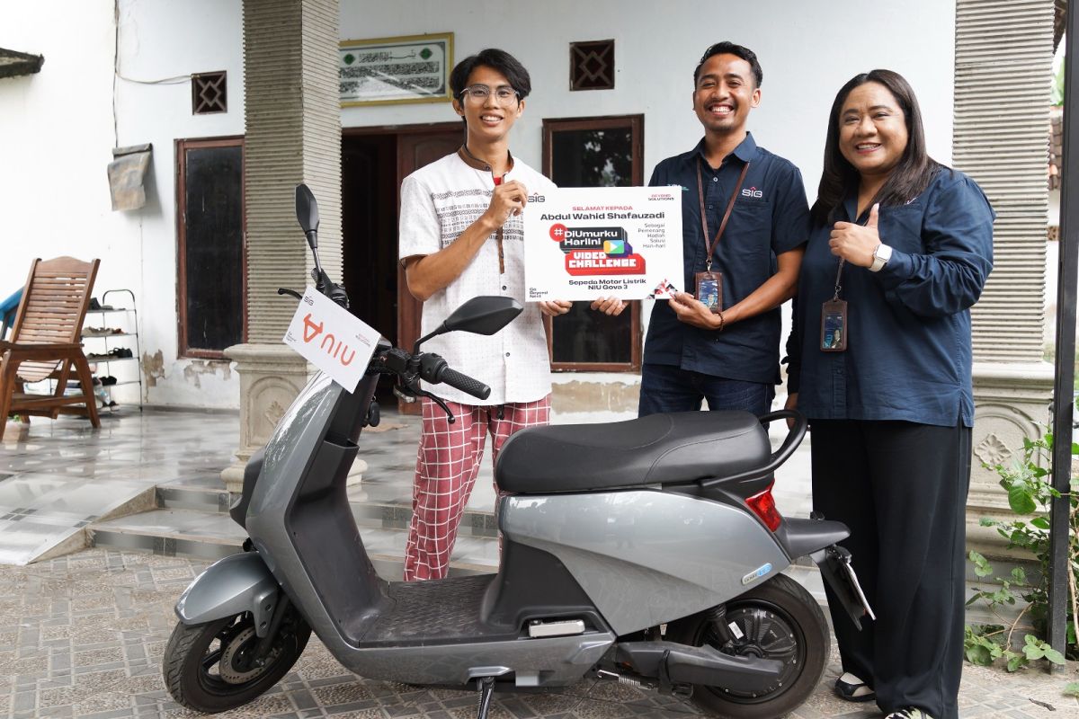 SIG serahkan motor listrik pemenang kompetisi #DiUmurkuHariIni Video Challenge