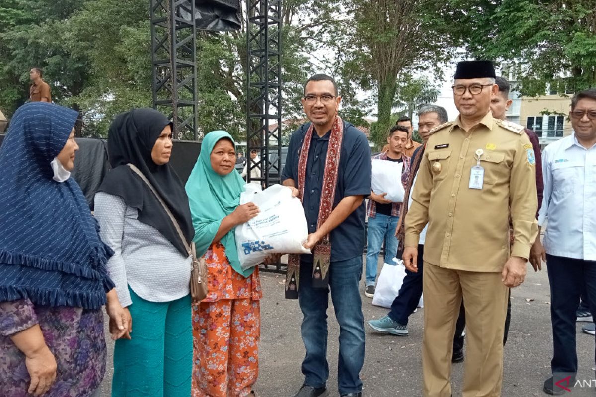 BUMN salurkan ribuan paket sembako murah di Pasar Rakyat Jambi
