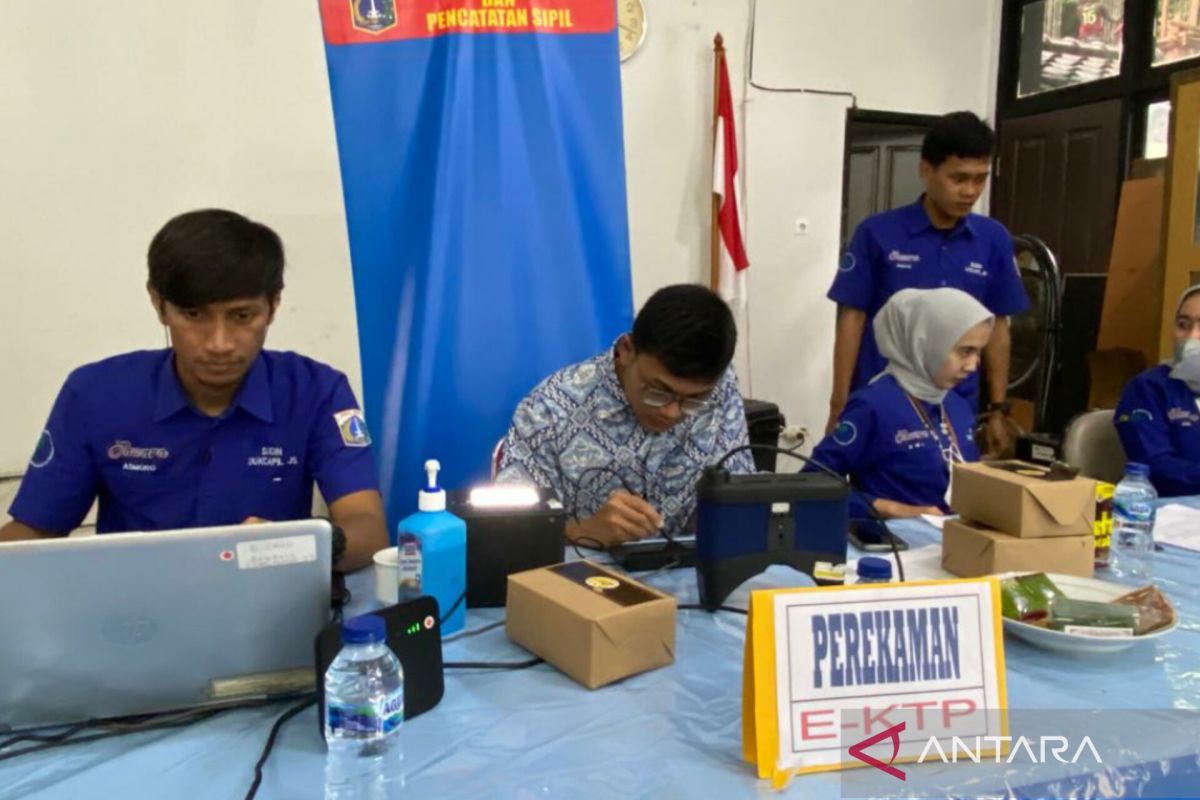 Ratusan siswa SMAN 3 Jakarta rekam KTP dan periksa golongan darah