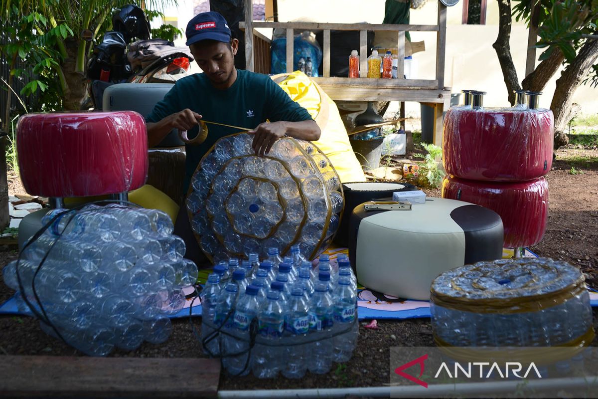 FOTO - Kursi sofa dari daur ulang sampah botol plastik