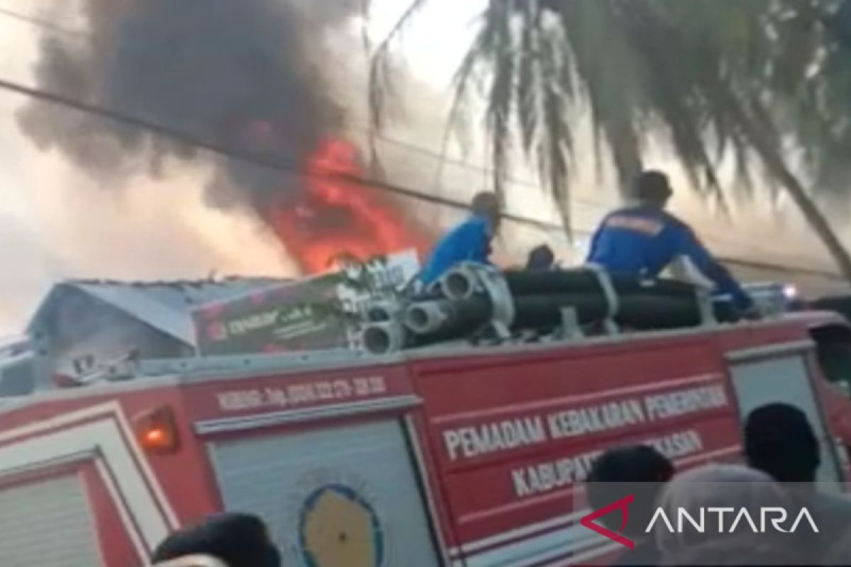 Pertokoan di area Ponpes Bata-Bata Pamekasan terbakar