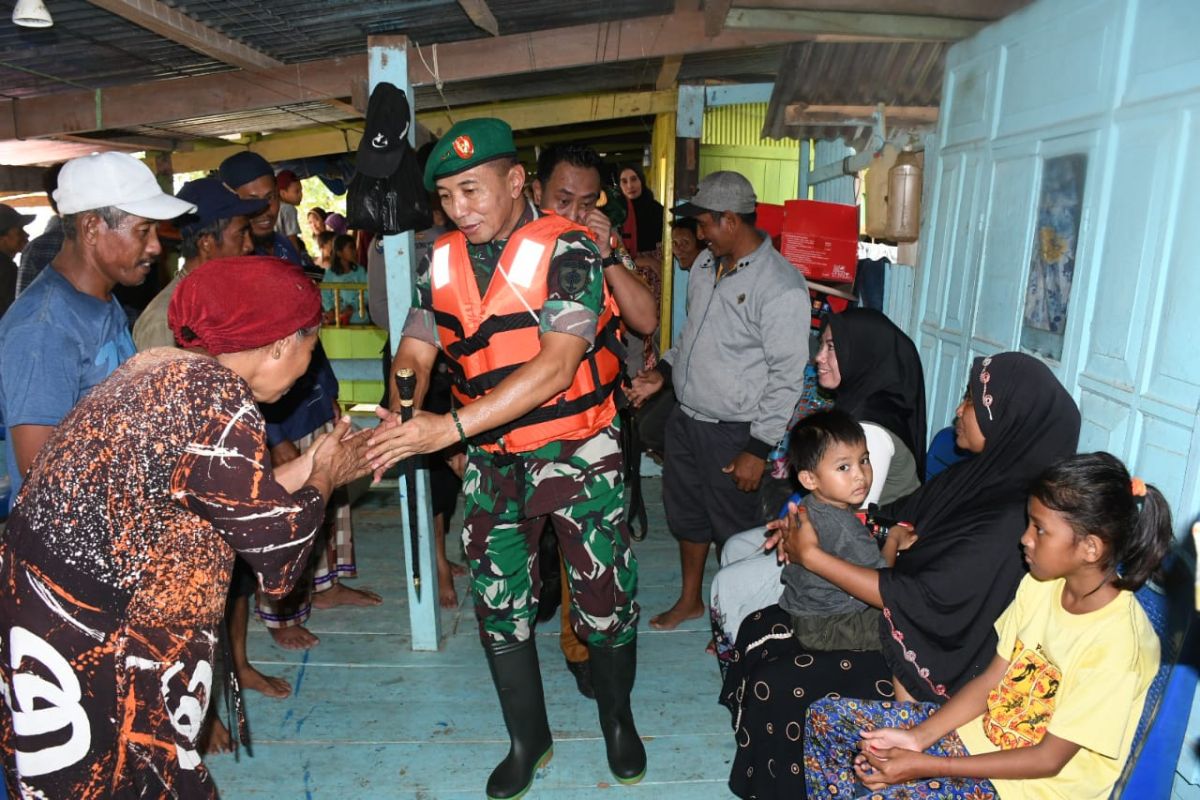 Pangdam XIV/Hasanuddin bagikan sembako  pada pengungsi banjir Makassar